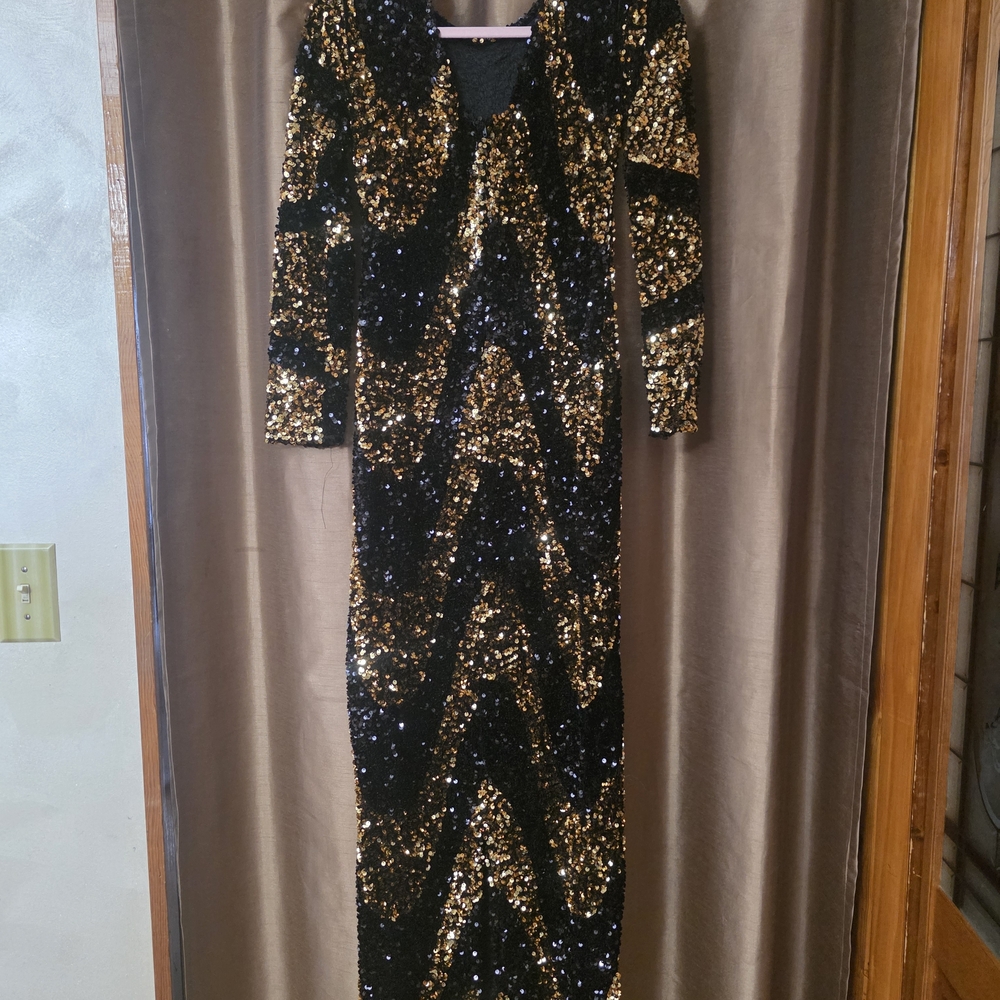 Elegant Black and Gold Sequin Long Sleeve Dress
